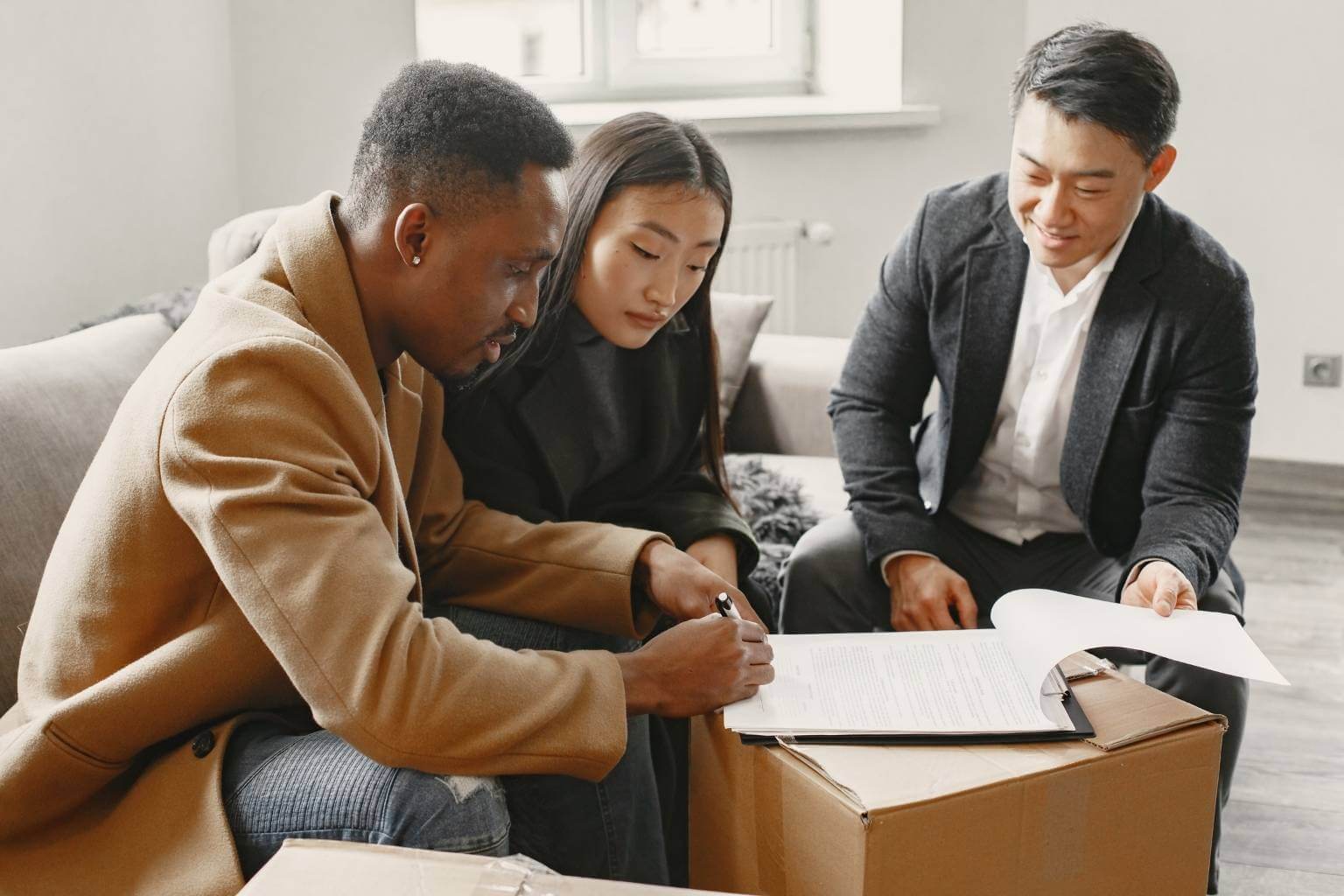 homebuyers signing mortgage documents